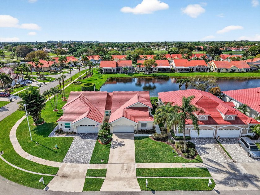 Welcome to a beautifully reimagined lakefront Turnkey home. This - photo 45