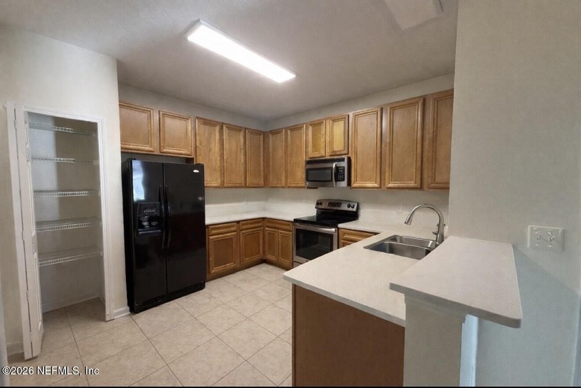 Amazing location close to nightlife, the beach, shopping, and - photo 3