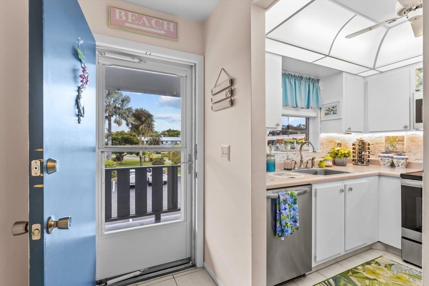 Welcome to this charming 2 bedroom and 2 bathroom furnished - photo 2