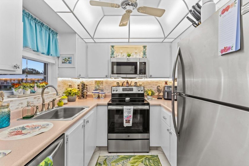 Welcome to this charming 2 bedroom and 2 bathroom furnished - photo 3