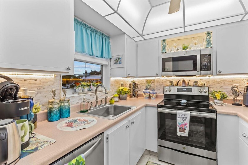 Welcome to this charming 2 bedroom and 2 bathroom furnished - photo 9