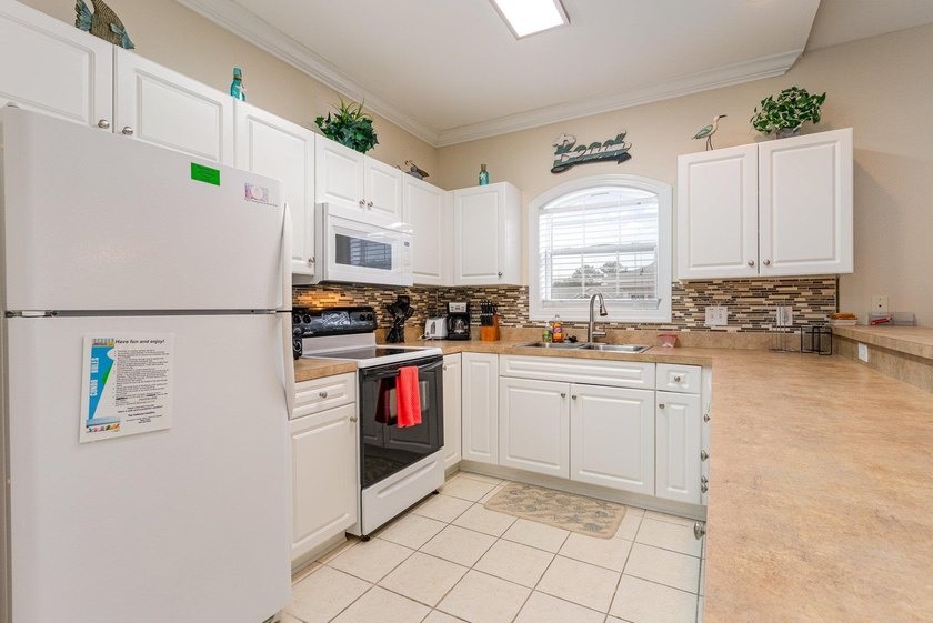 Fully furnished, third floor end unit condo located in Magnolia - photo 11