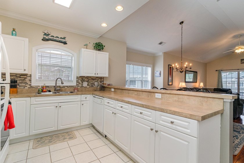 Fully furnished, third floor end unit condo located in Magnolia - photo 12