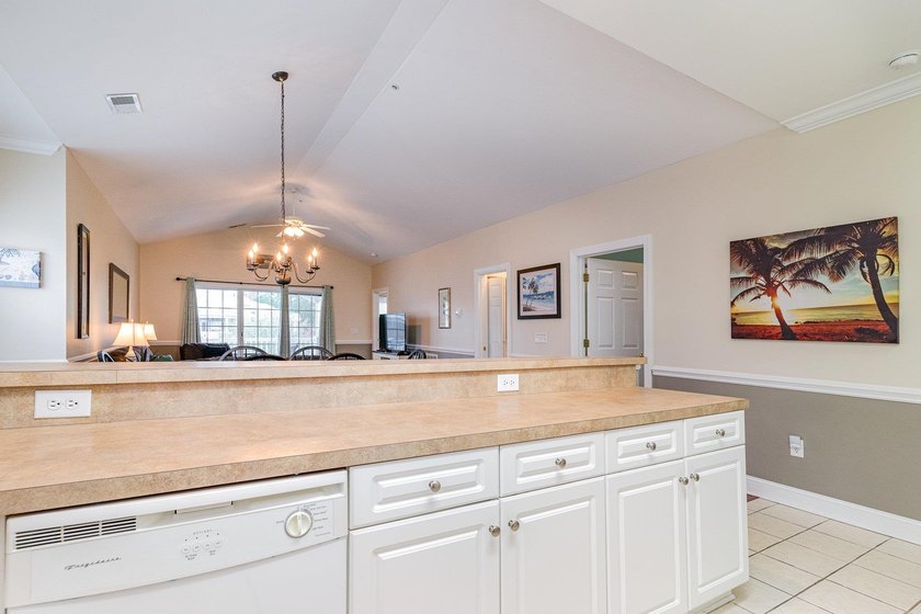 Fully furnished, third floor end unit condo located in Magnolia - photo 13