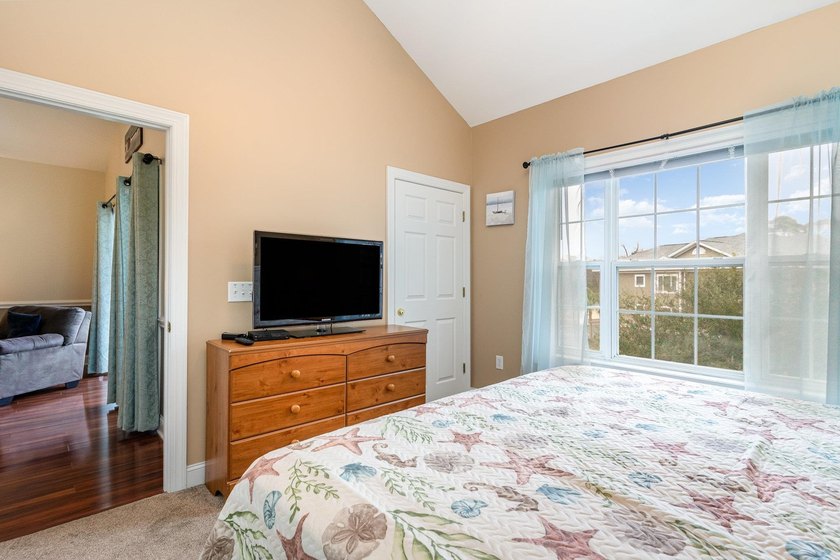 Fully furnished, third floor end unit condo located in Magnolia - photo 16