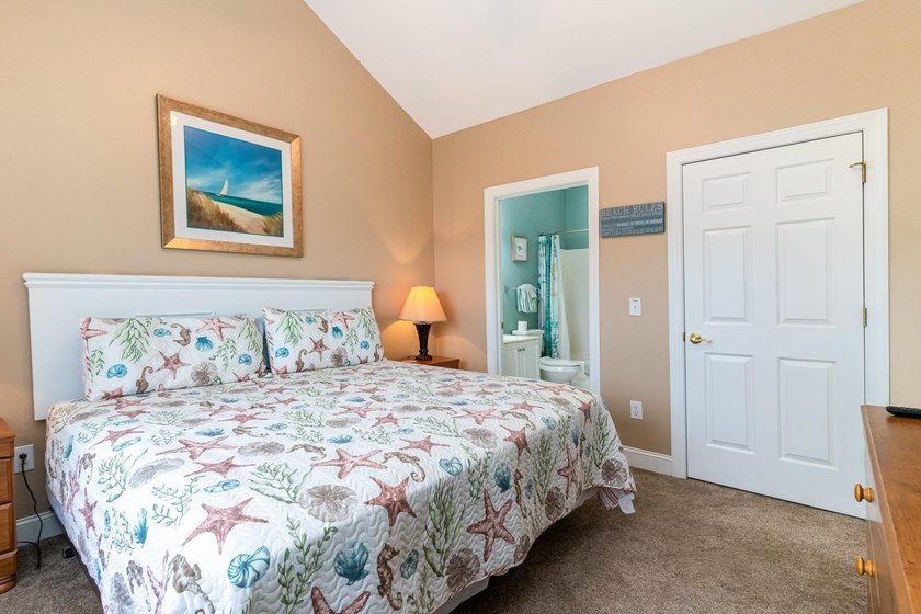 Fully furnished, third floor end unit condo located in Magnolia - photo 17