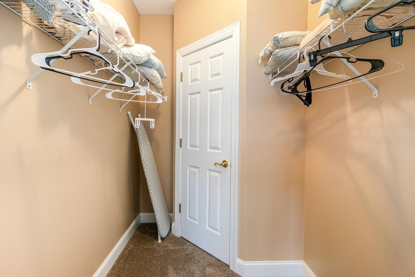 Fully furnished, third floor end unit condo located in Magnolia - photo 19
