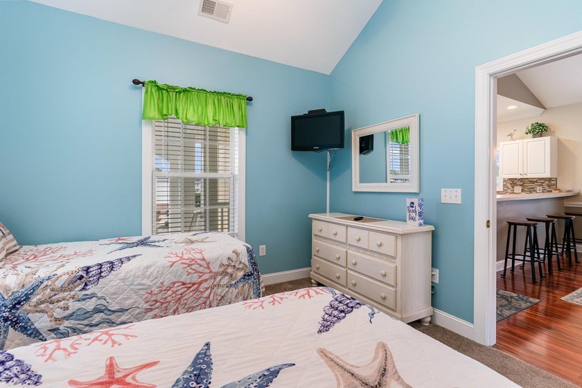 Fully furnished, third floor end unit condo located in Magnolia - photo 25