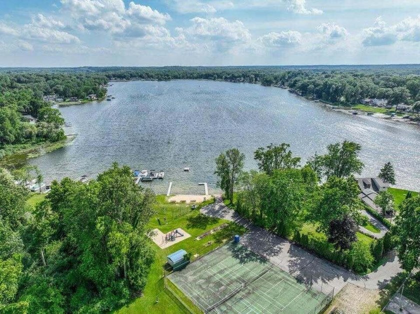 LAKE ACCESS! Spacious 4-bedroom, 2.5-bath quad-level home in - photo 3