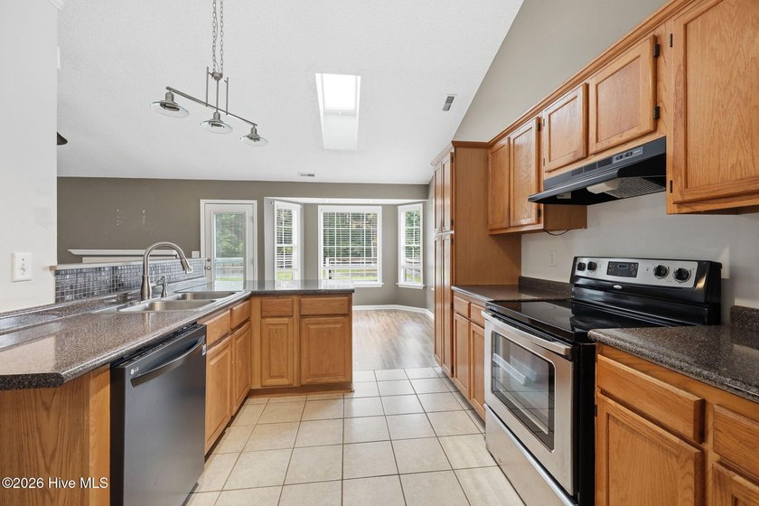 Welcome to this beautifully updated 3-bedroom, 2-bath home - photo 19