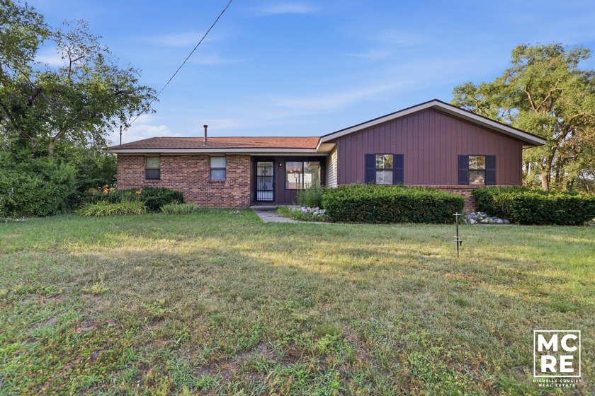 Experience the perfect blend of tranquil lakefront living and - photo 2