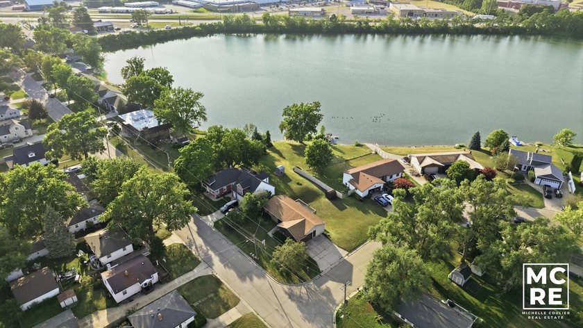 Experience the perfect blend of tranquil lakefront living and - photo 5
