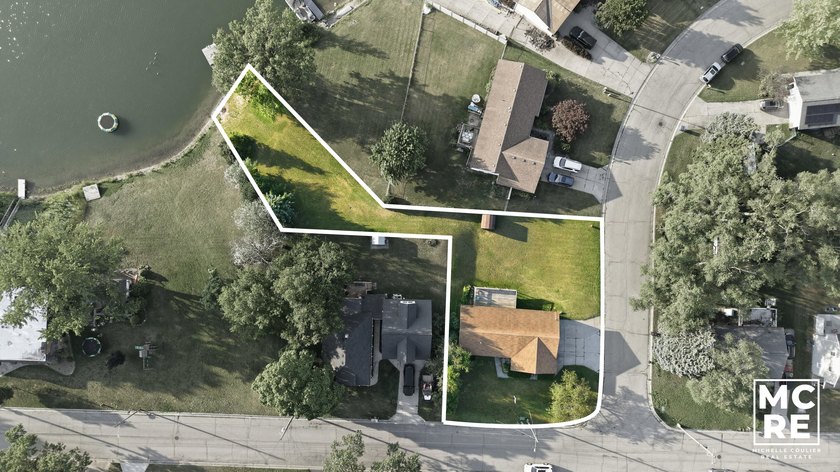 Experience the perfect blend of tranquil lakefront living and - photo 6