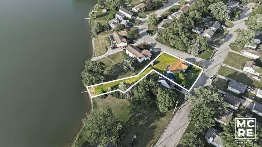 Experience the perfect blend of tranquil lakefront living and - photo 8