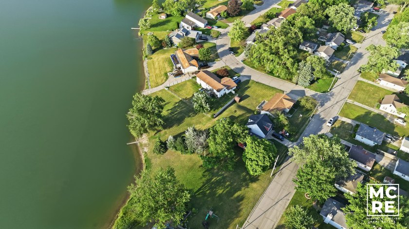 Experience the perfect blend of tranquil lakefront living and - photo 9