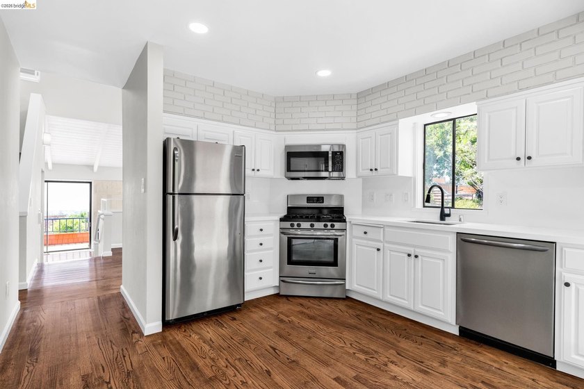 Views, views, views of the San Francisco Bay! Updated 2-bedroom - photo 9
