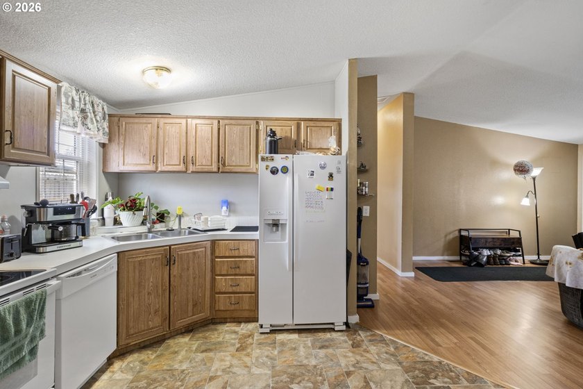 3 bed, 2 bath Fleetwood home with a nice open layout. The - photo 11