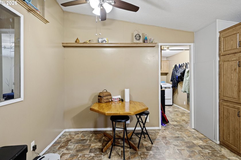 3 bed, 2 bath Fleetwood home with a nice open layout. The - photo 13
