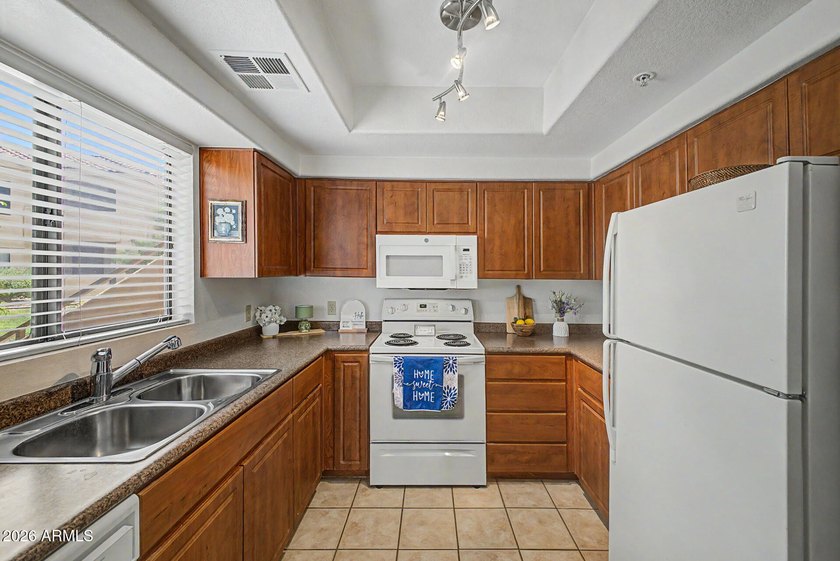 Nestled within the gated Sienna Condominiums in Scottsdale, just - photo 6