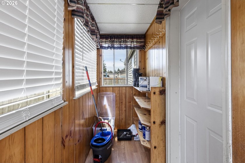 3 bed, 2 bath Fleetwood home with a nice open layout. The - photo 21