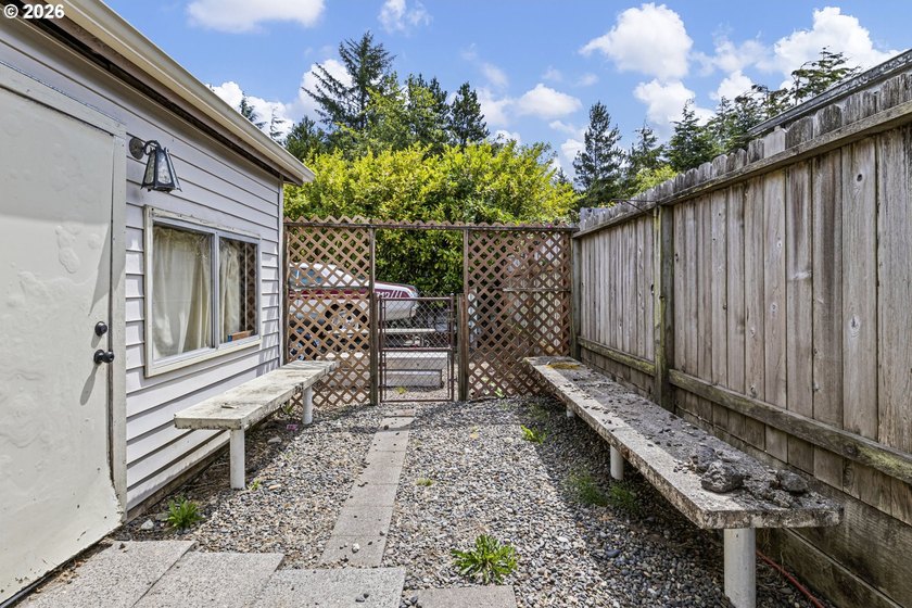 3 bed, 2 bath Fleetwood home with a nice open layout. The - photo 22