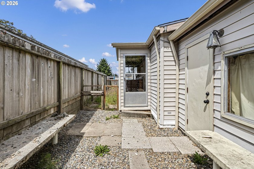 3 bed, 2 bath Fleetwood home with a nice open layout. The - photo 23