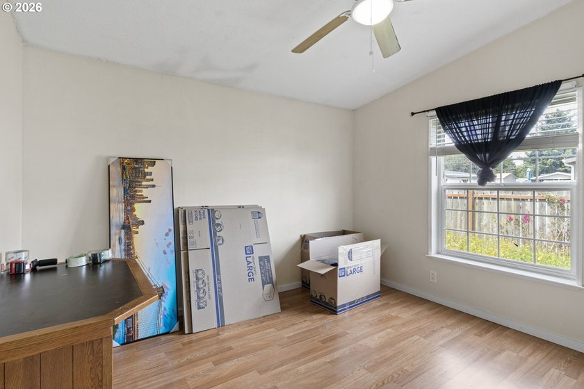 3 bed, 2 bath Fleetwood home with a nice open layout. The - photo 26