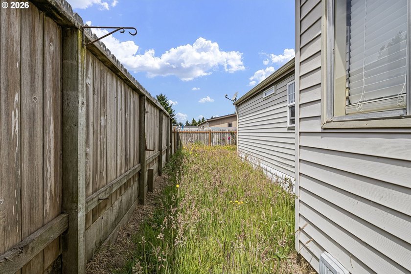3 bed, 2 bath Fleetwood home with a nice open layout. The - photo 31