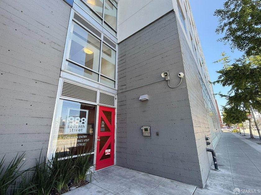 Desirable unit located in a wonderful, thriving neighborhood - photo 2