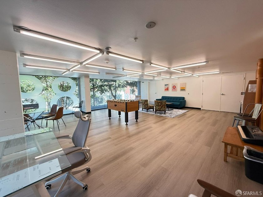 Desirable unit located in a wonderful, thriving neighborhood - photo 9