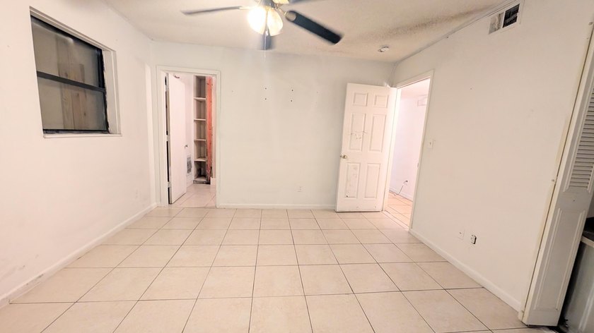 Spacious 4-bedroom, 3-bath home situated on a generous 0.21-acre - photo 4