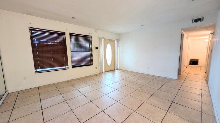 Spacious 4-bedroom, 3-bath home situated on a generous 0.21-acre - photo 10