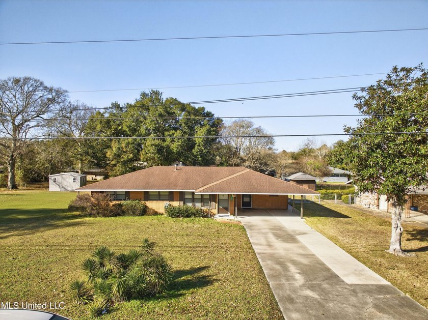 This well-maintained 3-bedroom brick home in Long Beach offers a - photo 3