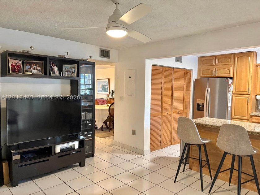 Spacious 3-bedroom, 2.5-bathroom townhouse, conveniently located - photo 12
