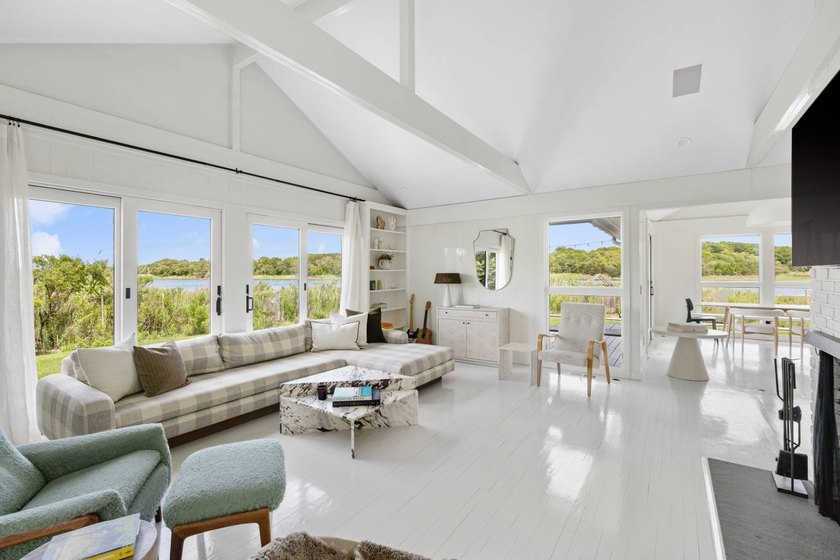 Where sweeping views over Three Mile Harbor meet the quiet charm - photo 12
