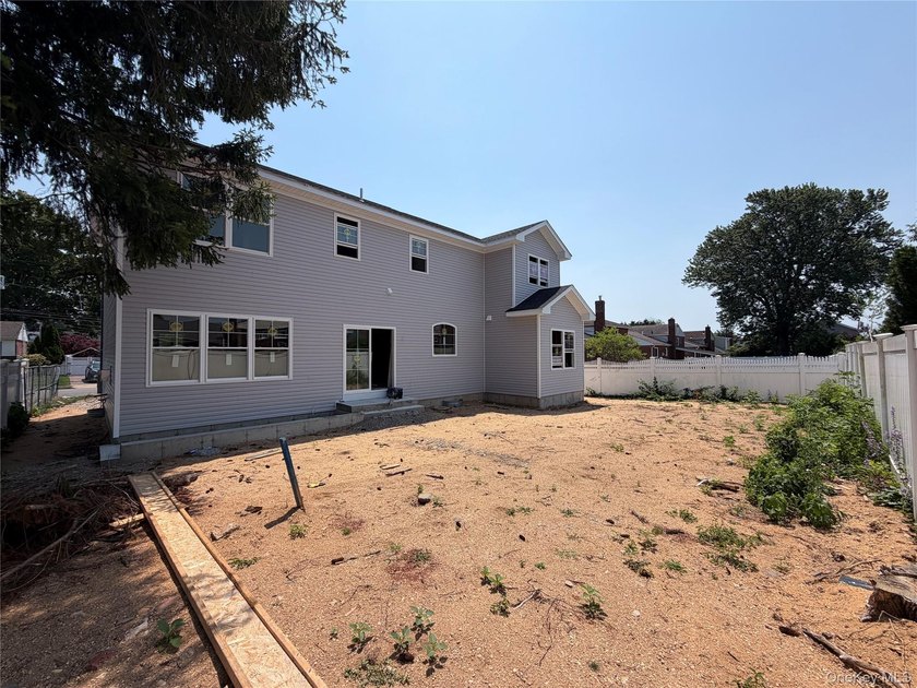 New Construction! Center Hall Colonial featuring: 5 Bedrooms, 2 - photo 13