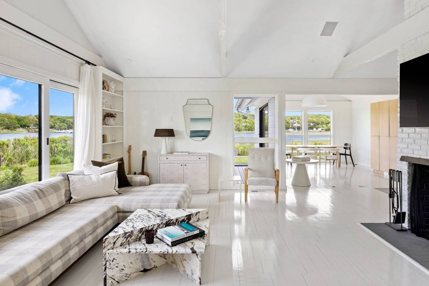 Where sweeping views over Three Mile Harbor meet the quiet charm - photo 13