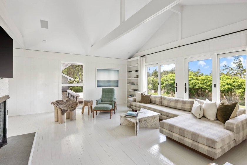 Where sweeping views over Three Mile Harbor meet the quiet charm - photo 14