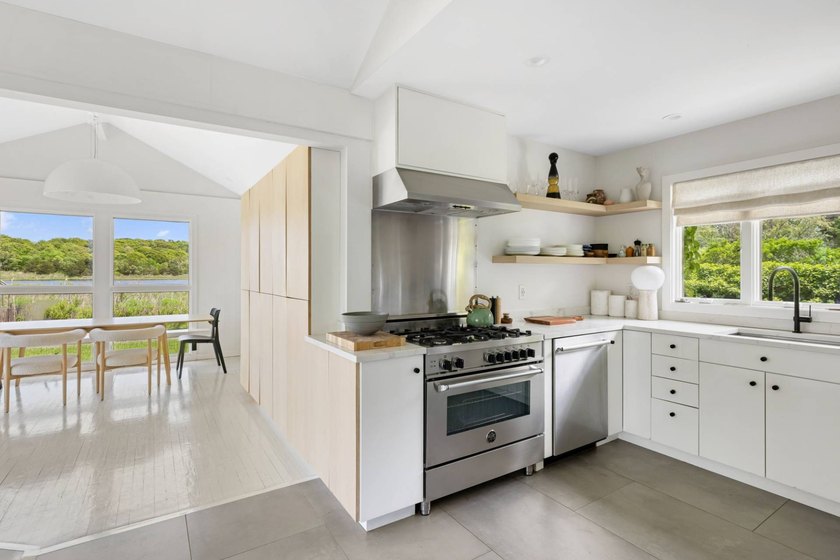 Where sweeping views over Three Mile Harbor meet the quiet charm - photo 15