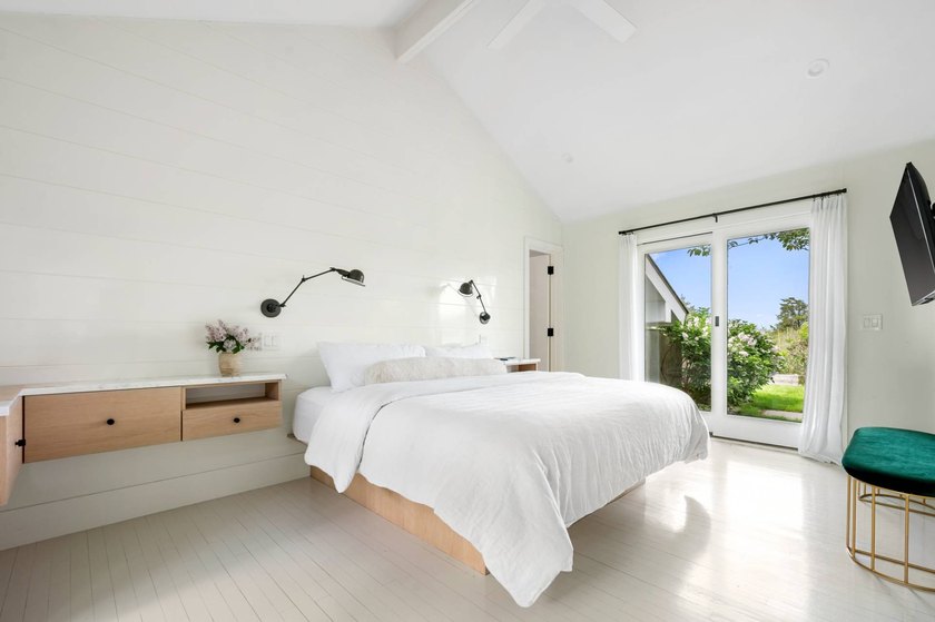 Where sweeping views over Three Mile Harbor meet the quiet charm - photo 17