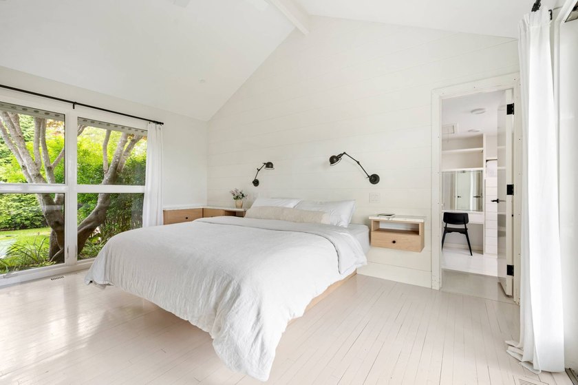 Where sweeping views over Three Mile Harbor meet the quiet charm - photo 18