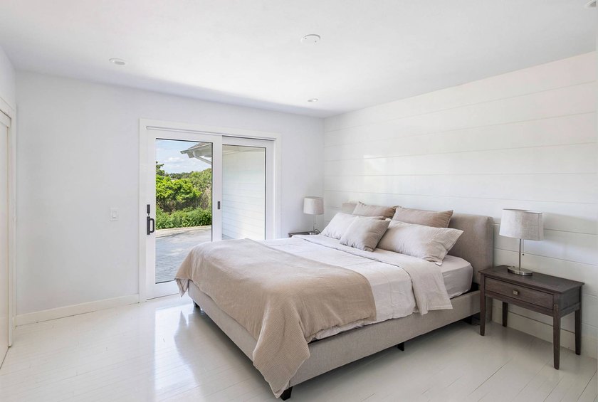 Where sweeping views over Three Mile Harbor meet the quiet charm - photo 20