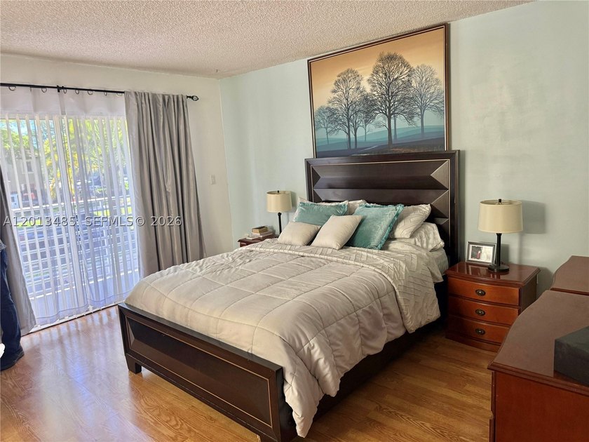 Spacious 3-bedroom, 2.5-bathroom townhouse, conveniently located - photo 22