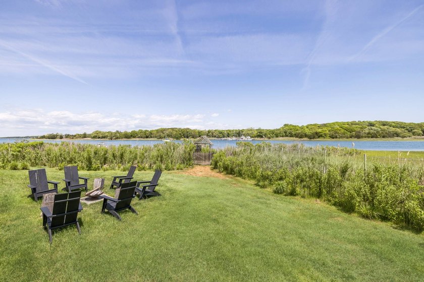 Where sweeping views over Three Mile Harbor meet the quiet charm - photo 25