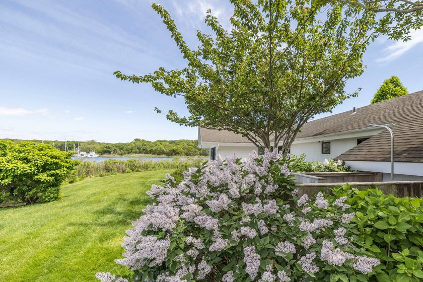 Where sweeping views over Three Mile Harbor meet the quiet charm - photo 28