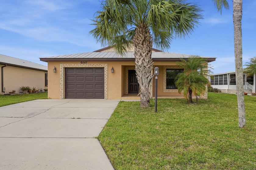 Welcome home to this pristine 2BR/2BA fully furnished residence - photo 28