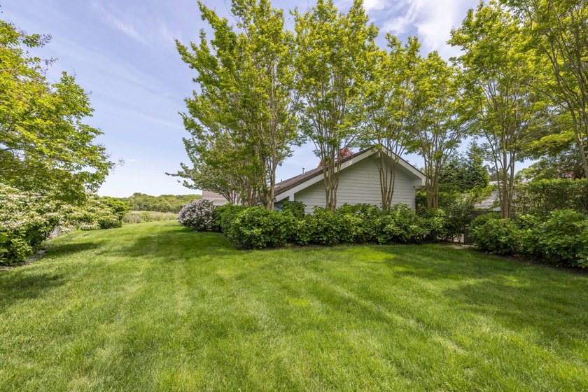 Where sweeping views over Three Mile Harbor meet the quiet charm - photo 29