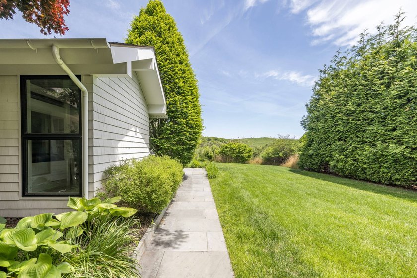 Where sweeping views over Three Mile Harbor meet the quiet charm - photo 30
