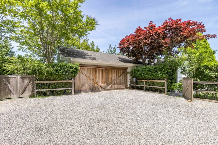 Where sweeping views over Three Mile Harbor meet the quiet charm - photo 31