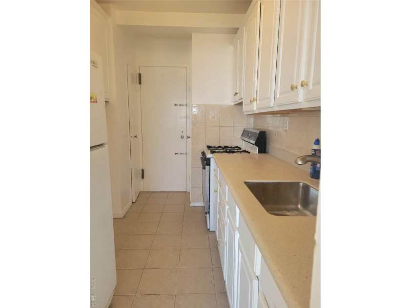THIS UNIT HAS A SPECTACULAR VIEW OF THE CITY SKYLINE, LOCATED IN - photo 5